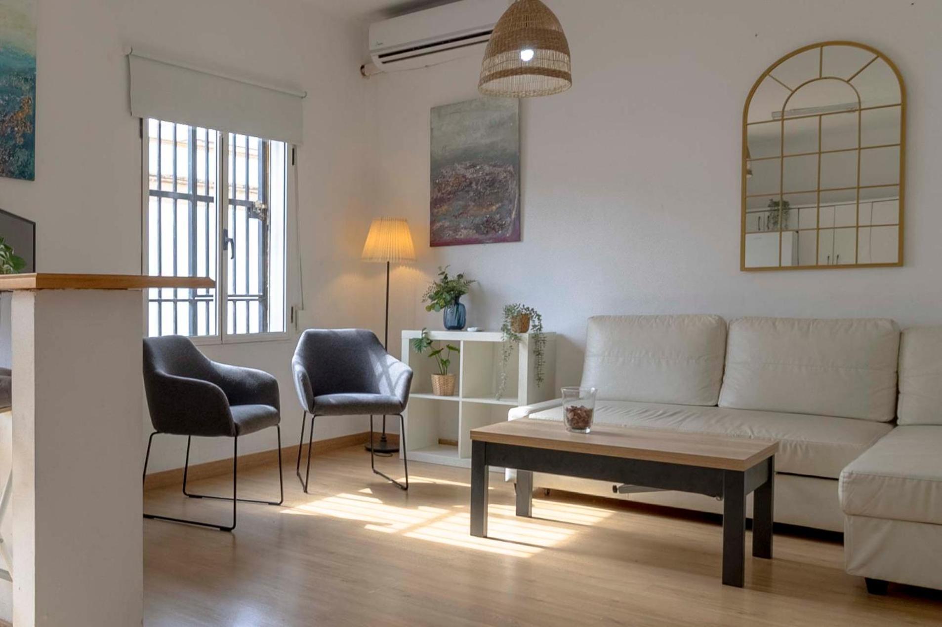Apartamentos Los Remedios Севилья Экстерьер фото